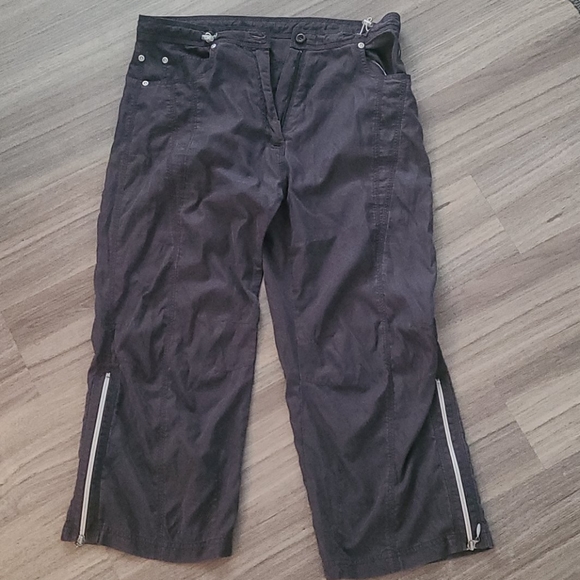 🎉3/$40🎉Grey Capris sz 42 - Picture 1 of 4